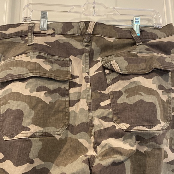 J Crew Women’s camouflage Capri pants size 33 - Picture 6 of 7